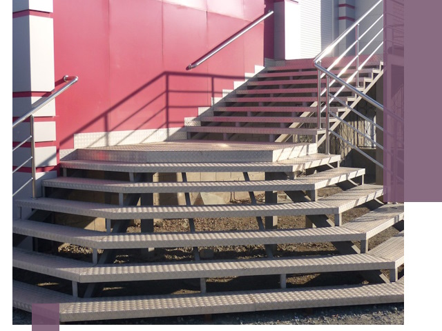 Лестницы для магазина в Салехарде — изготовление и монтаж