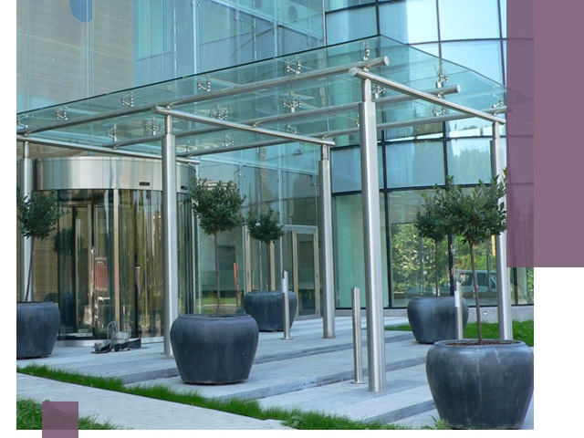 Навесы из стекла на заказ в Салехарде — монтаж и установка